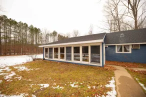 Spacious 4 bedroom home with free parking - Image 4