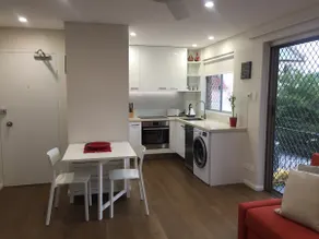 Relax in trendy Glebe with own car spot - Image 4