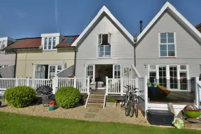 New Hampton style house on Cotswold lake -sleeps 6 - Image 2