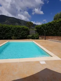 Villa with pool - Image 3