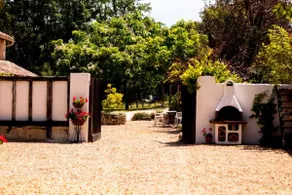 Les Roses gîte in 16th century house – swimming pool - Image 5
