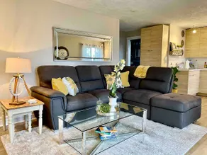 Charming 1 Bedroom Ocean View Heart of Cordova Bay - Image 4