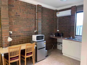 Green Cabin - Image 3