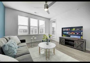 *LUXURIOUS 1BED/1BATH - KING BED* -POOL - Image 2