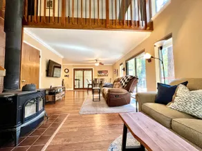 Cozy Mountain Retreat, Wi-Fi, decks, easy parking - Image 3