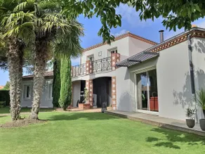 House rentals with a pool and a hot tub - Image 3