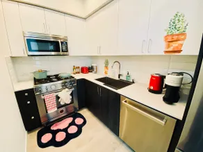 Cozy 2BR Townhome Steps from Green Lake Park - Image 3