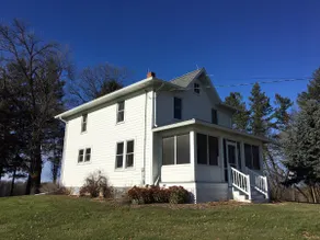Cozy Wisconsin Farmhouse Retreat - Image 3