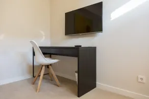 Modern room, private entrance/bathroom - Image 4