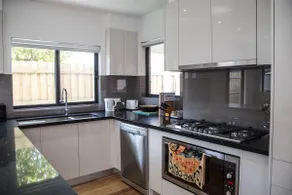 Central Richmond apartment convenient to station - Image 5