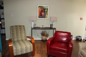 Cozy Condo - Walk to Plaza - Image 3