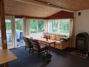 Cozy cottage in enclosed garden close to beach - Image 3