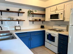 Claremont Chic/Clean Entire Condo Walk to Shops - Image 3