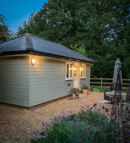 Luxury Garden Lodge - Image 3