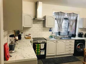 Serviced 3-Bed w/ Parking | Long Stays Welcome - Image 3