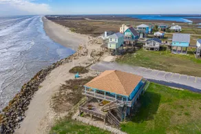 Just Beachy at the Pass- Beachfront property - Image 2
