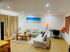 Cheerful 4-bedroom home with natural backyard - Image 3