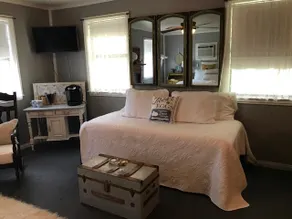 SMITHVILLE GUEST HAUS - Image 2