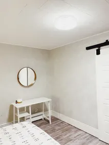 Rosé All Day | Downtown King Studio, Full Kitchen & Free Parking - Image 5