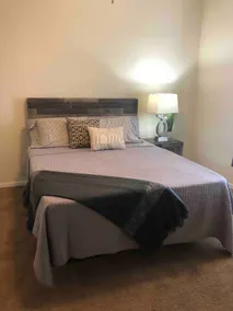 Top Hutchinson location, Modern, Clean 1 bdrm apt - Image 5