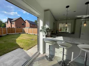Beautiful 5* riverview home, private +free parking - Image 3