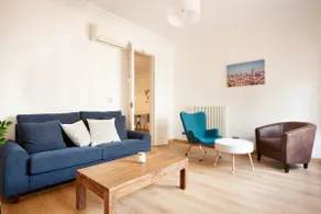 Spacious flat near airport, MWC & transit links - Image 2