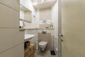 C MAIN FLOOR Apartment - Image 4