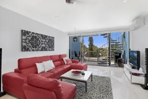 Lakeside Luxury - 2 Level Penthouse Apartment with Expansive Rooftop Terrace - Image 2