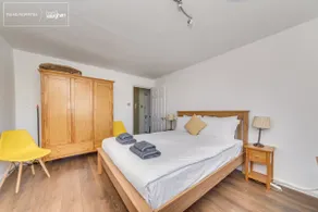 Bright Two Bed Marina Flat With Lagoon Views - Image 5