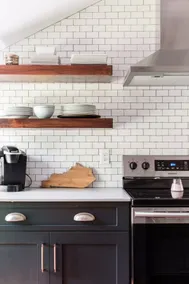 Chic, Luxurious Carriage House in Ideal Location - Image 3