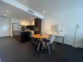 2 Bed Manhattan Apt + single car space - Image 4