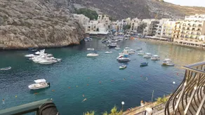 Seafront UNIQUE flat in Xlendi - Image 4