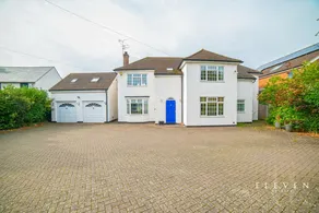 Spacious 5 Bed & Hot Tub Sleeps 13, near Stratford - Image 4