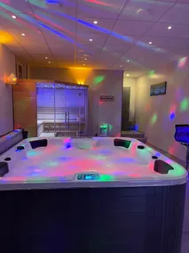 Private loft with hot tub and sauna - Image 2
