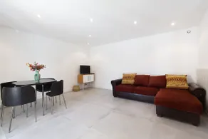 2-room ground floor villa near Cannes with pool - Image 2