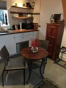 Stylish & Cozy Garden Studio in Madison Valley - Image 3