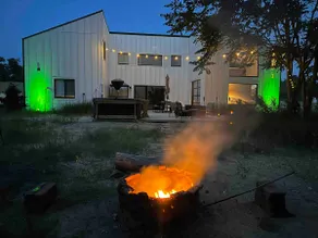 Sleek forest retreat: karaoke, spa, campfire, pool table, grill, outdoor games - Image 3