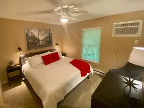 King Bed 2 Room Getaway in Downtown Hartsburg - Image 2