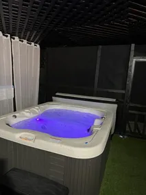 #04 Guest house Jacuzzi - lovely king bed - Image 4