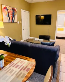Cozy Quiet Apt in Suburbs - Very Walkable Area - Image 3