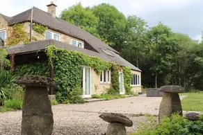 Large lakeside Costwolds stone house with Hot tub - Image 2