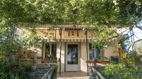 Provencal farmhouse on large wooded grounds in Nîmes - Image 3