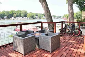 Sylvan Lake Three bed, Parking and two piers - Image 3