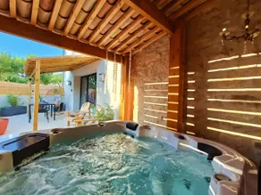 Large private 4-star jacuzzi, terrace, linens included. - Image 2