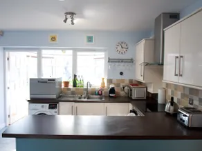 Detached quiet house & garden, 1 mile from centre - Image 3