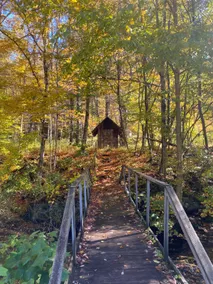 Cozy stream-side cabin - Image 5