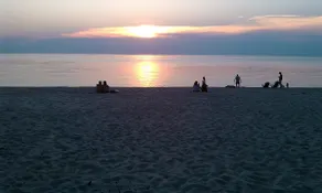 Cozy Lakeside Cottage.... with access to a private beach! - Image 3