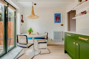 Spring Stays Cosy 2-Bed Residence with Free Parking - Image 4