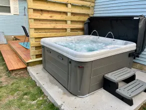 Dog friendly *HOT TUB* Close to outlets, Sleeps 7 - Image 4