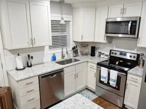 Chic apartment steps away from campus! - Image 3